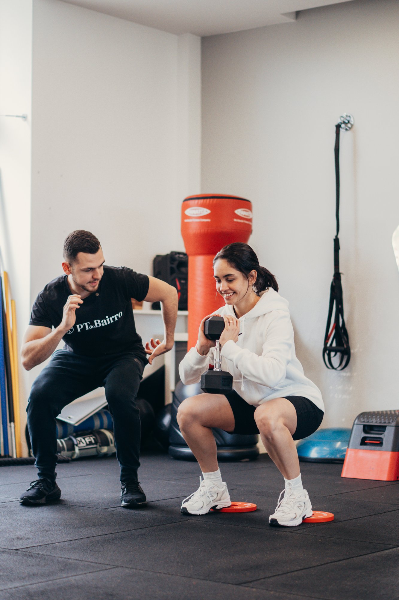Personal Trainer a acompanhar treino de força num estúdio em Lisboa