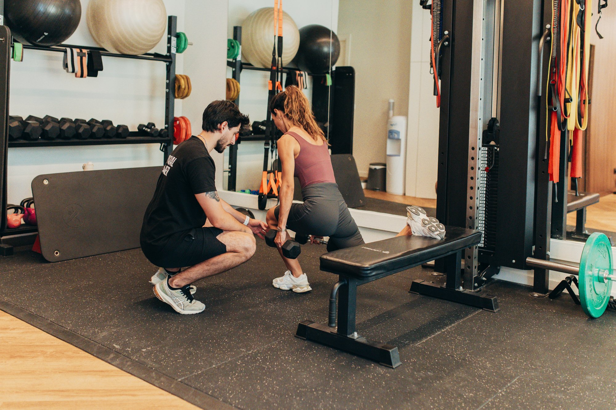 Personal Trainer a acompanhar treino integrado de força e condicionamento num estúdio em Lisboa
