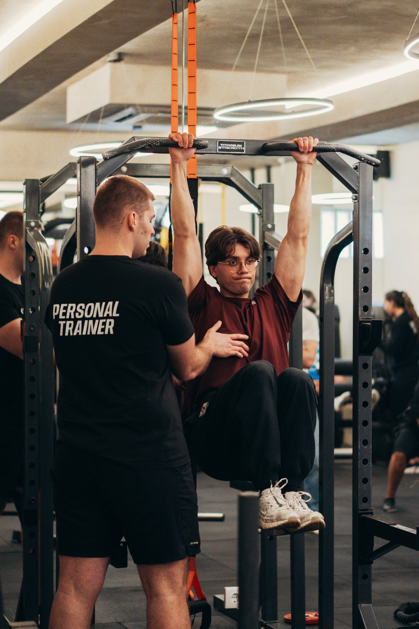 Personal Trainer a acompanhar sessão de recuperação e treino de força num estúdio em Lisboa