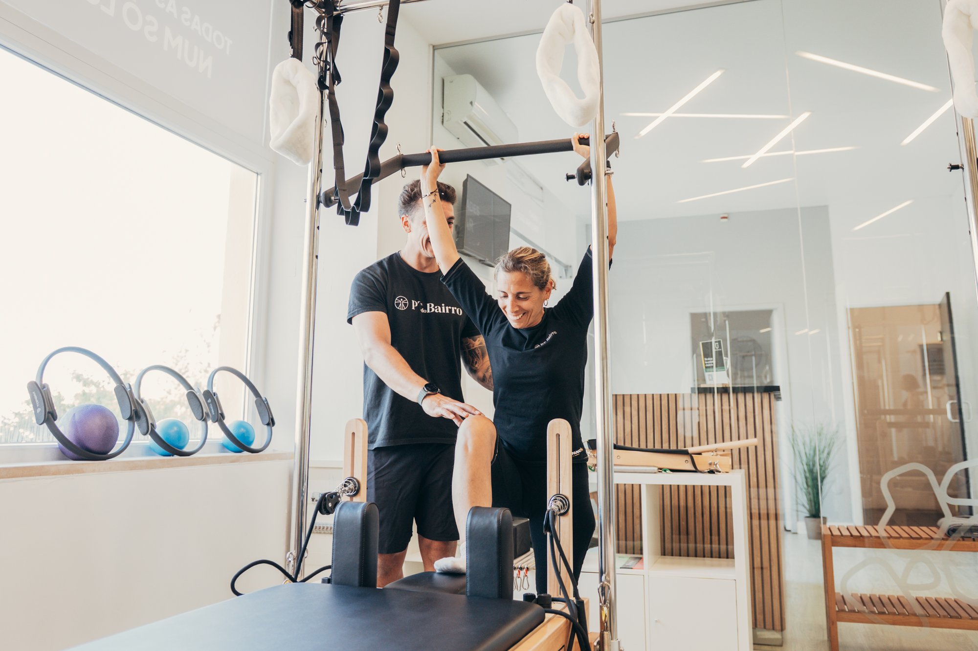 Personal Trainer a comparar e acompanhar exercícios de Pilates Reformer num estúdio em Lisboa