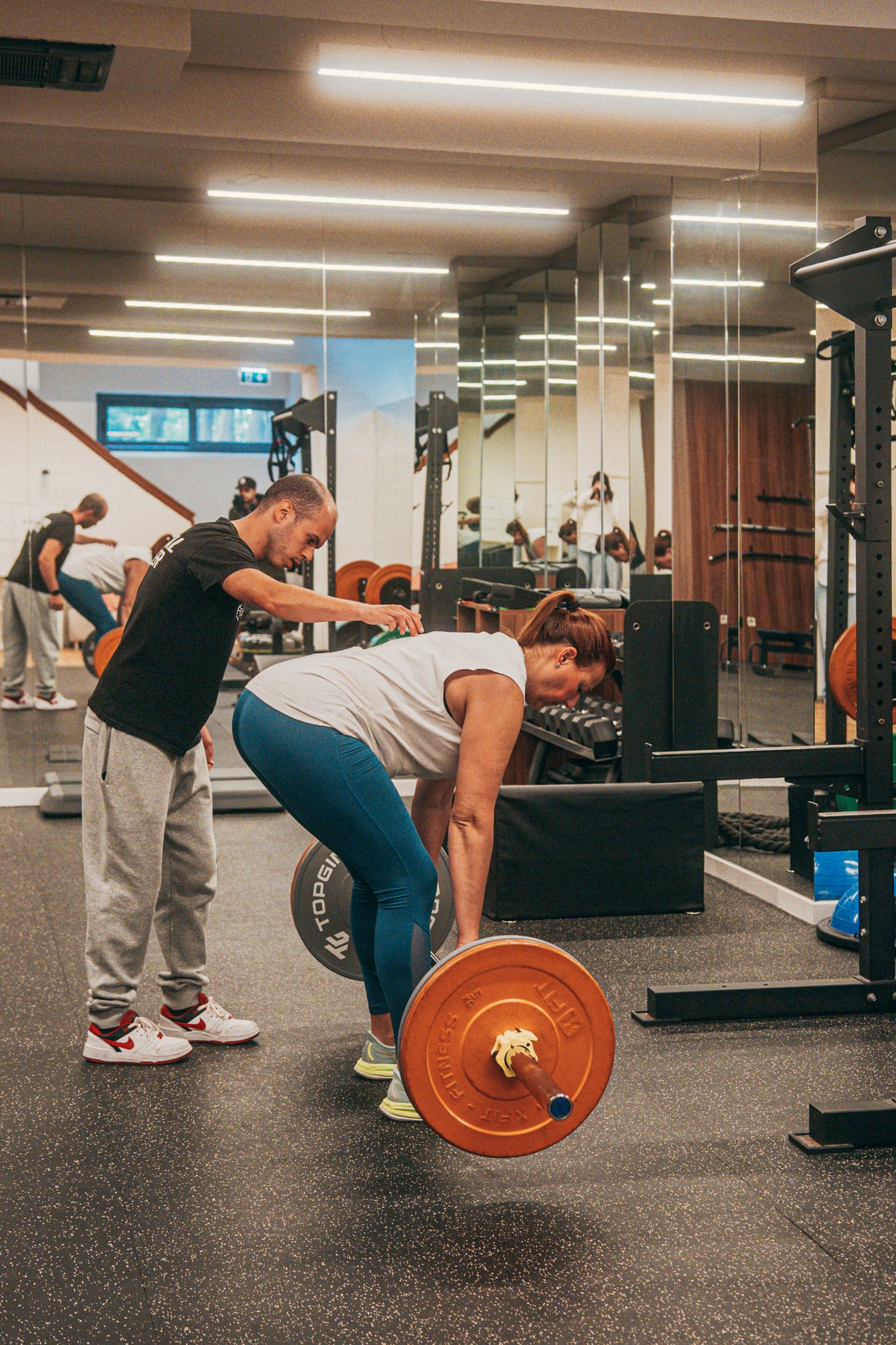 Personal Trainer a cronometrar e a acompanhar treino de alta eficiência num estúdio em Lisboa