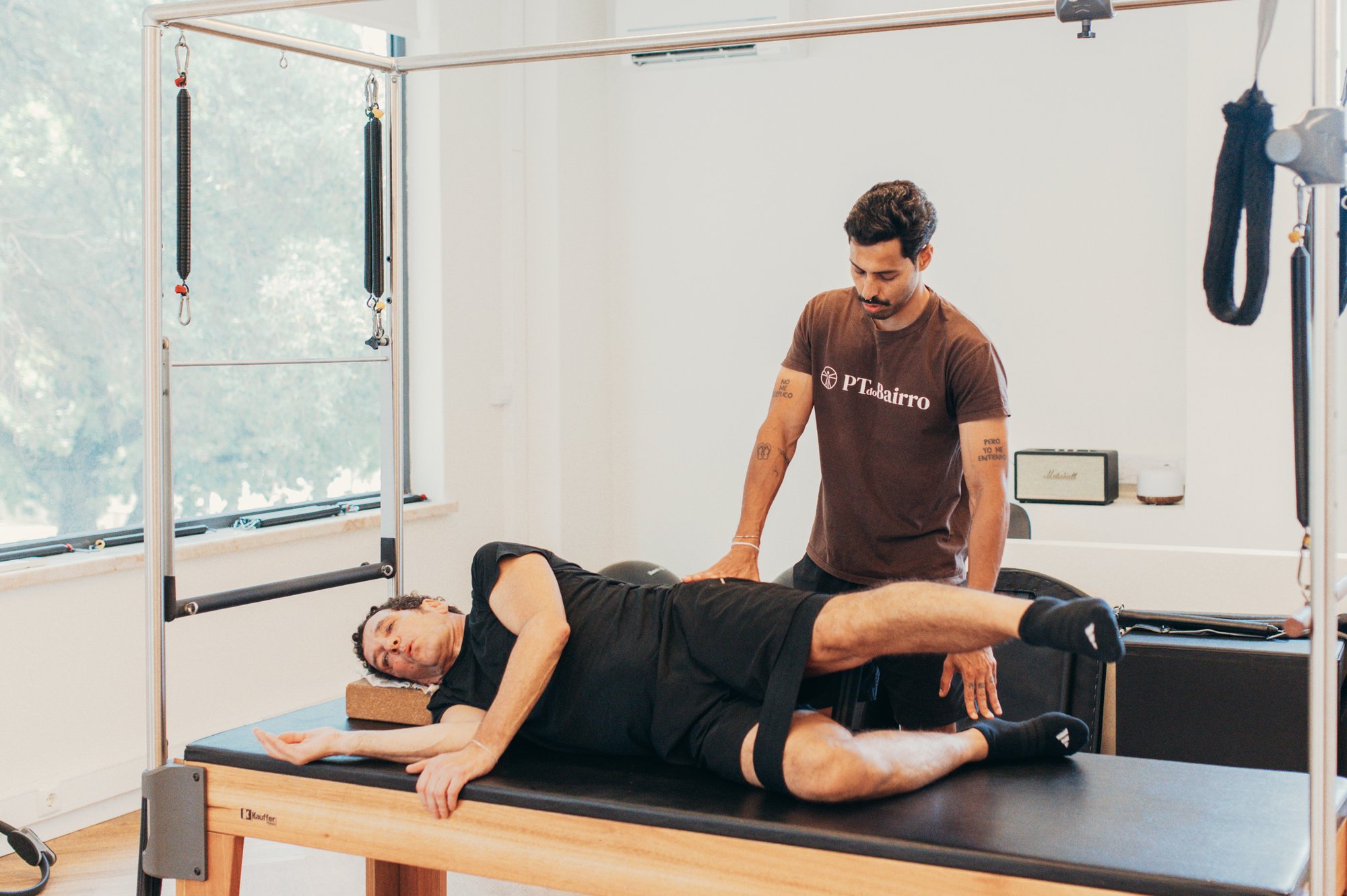 Personal Trainer a acompanhar treino focado num estúdio em Lisboa