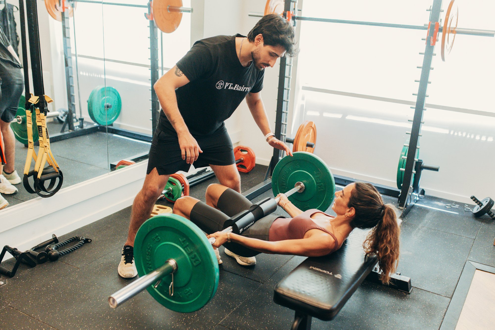 Personal Trainer a acompanhar treino focado de alta eficiência de 30 minutos num estúdio em Lisboa
