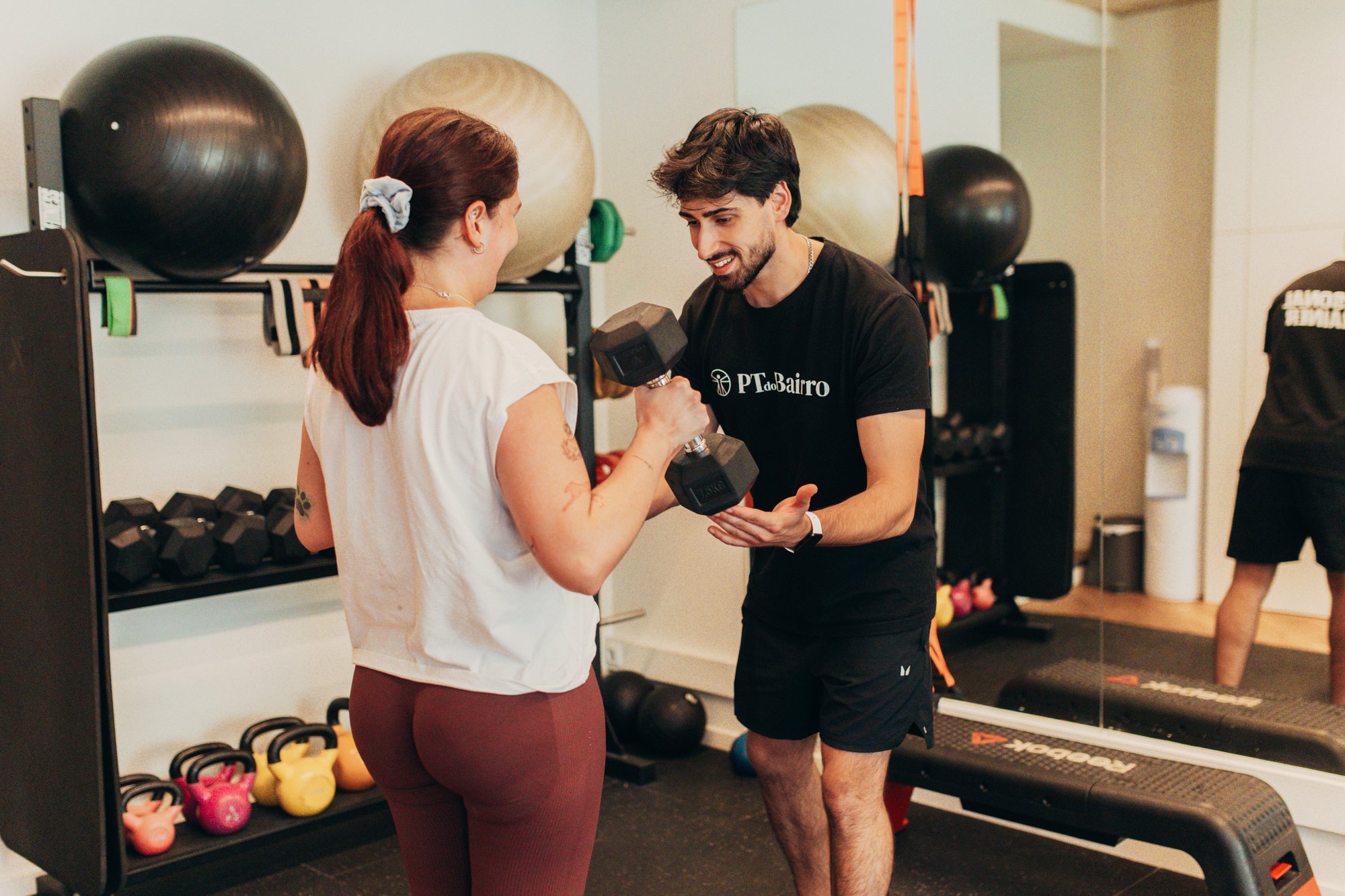 Personal Trainer a acompanhar com proximidade o regresso aos treinos de força num estúdio em Lisboa